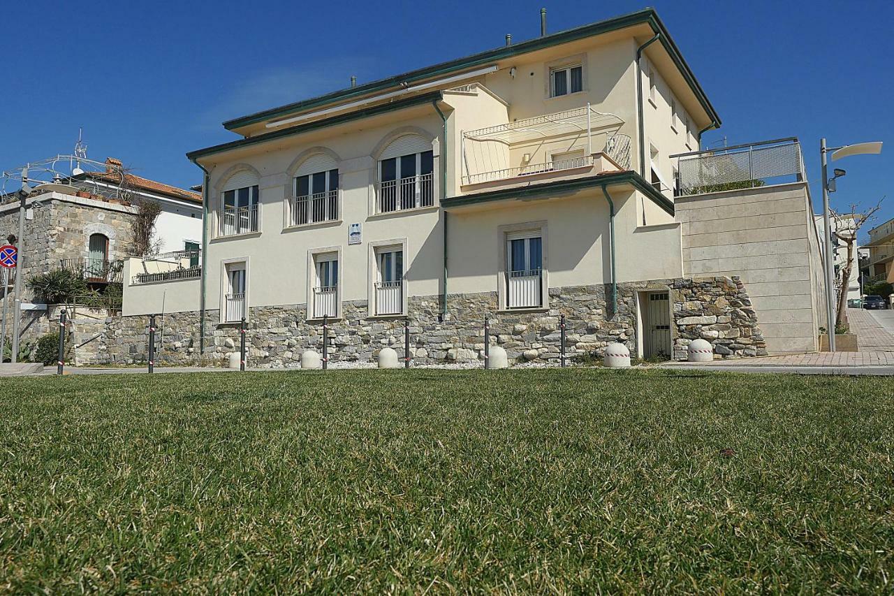Residence Villa Livia San Vincenzo Buitenkant foto